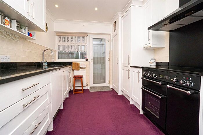 2 Bedroom Detached Bungalow For Sale In Grange Avenue, Hastings, TN34