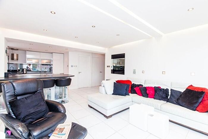 1 Bedroom Flat To Rent In Nine Elms Lane, London, SW8