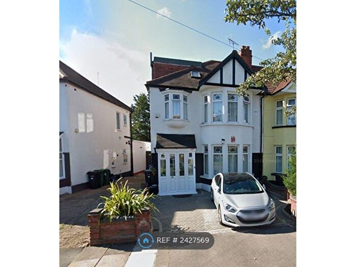 5 Bedroom Semi-Detached House To Rent In Glenwood Gardens, Ilford, IG2