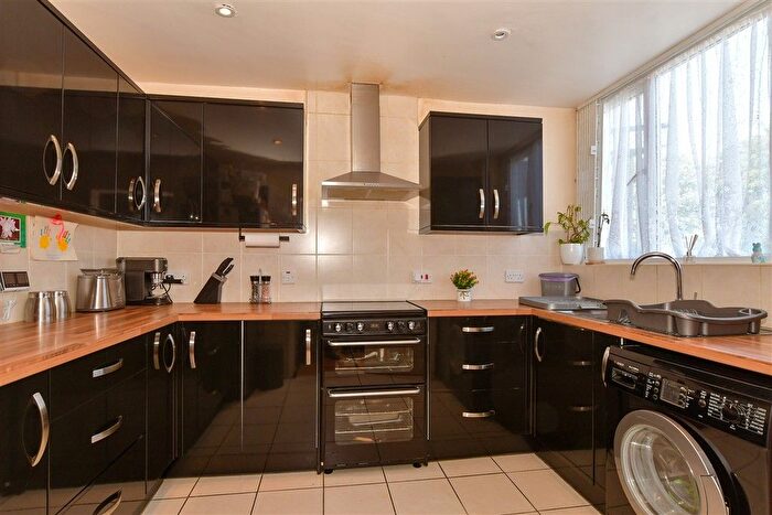 4 Bedroom Town House For Sale In Chatham Grove, Chatham, Kent, ME4