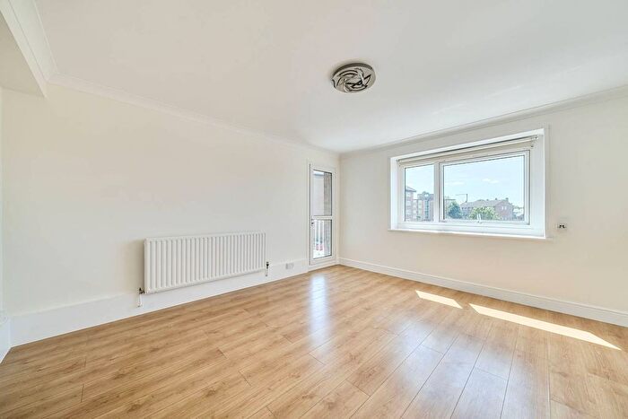 3 Bedroom Flat To Rent In Godolphin House, Tulse Hill, London, SW2