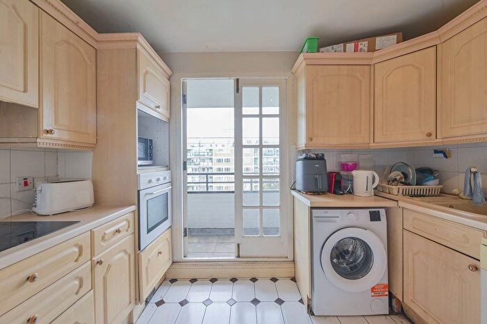 2 Bedroom Flat For Sale In Churchill Gardens, Pimlico, London, SW1V