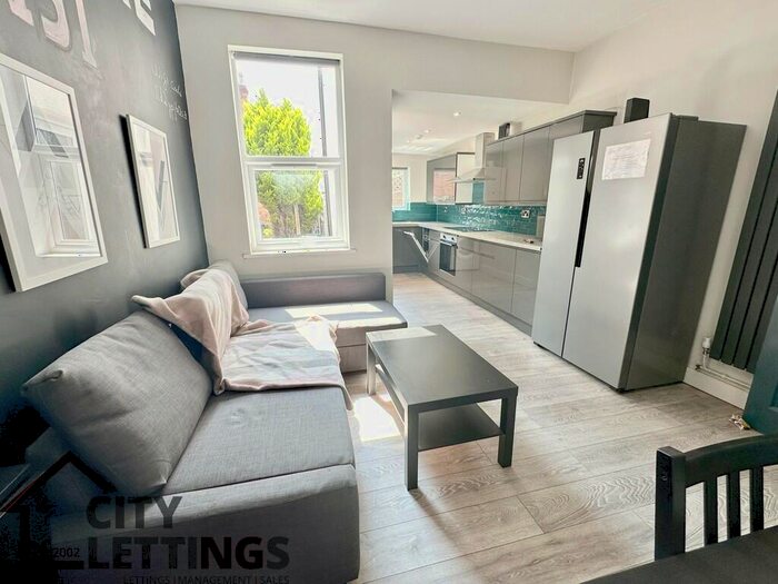 6 Bedroom Terraced House To Rent In Wollaton Road, Beeston, NG9