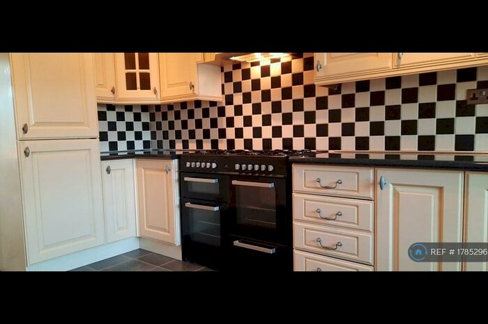 3 Bedroom Semi-Detached House To Rent In Chorley Road, Bolton, BL5
