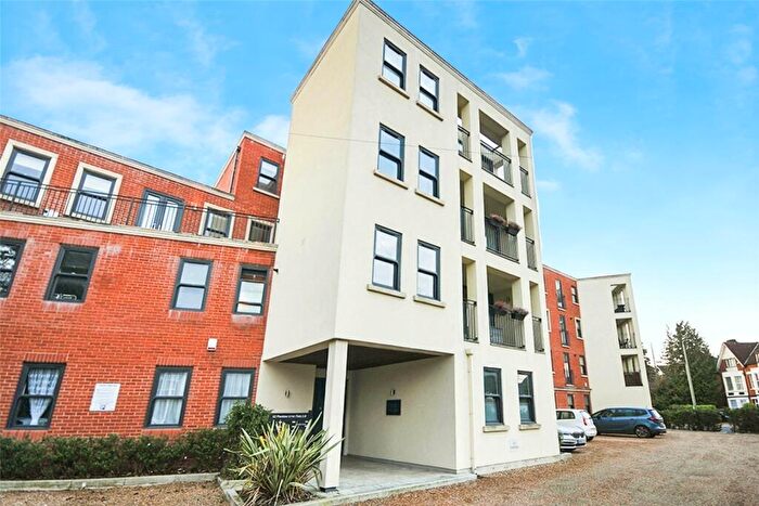 3 Bedroom Flat To Rent In Plaistow Lane, Bromley, BR1