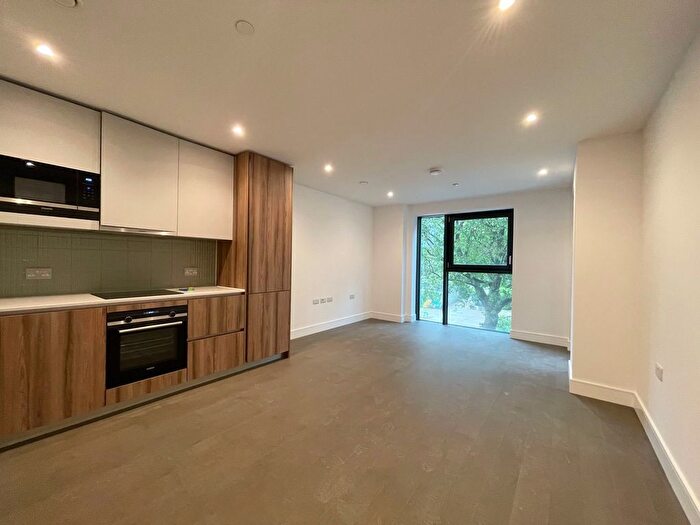 1 Bedroom Flat To Rent In Hawksbury Heights, London, SE17