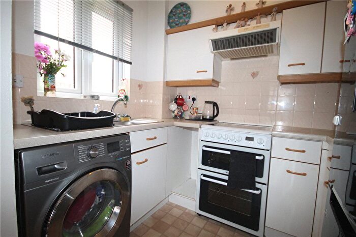 1 Bedroom Flat To Rent In Peartree Avenue, London, SW17