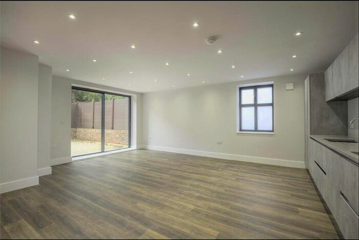 3 Bedroom Flat To Rent In Holden Avenue, London, N12