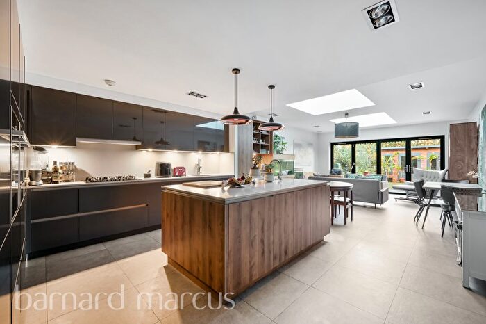 4 Bedroom Town House To Rent In Kingswood Close, London, N20