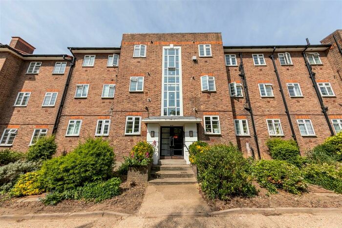 2 Bedroom Flat To Rent In The Drive, London, E18