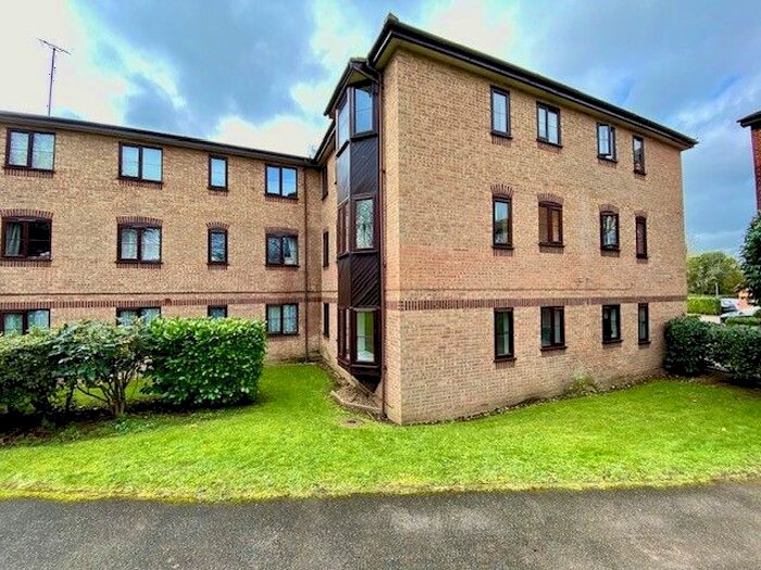 2 Bedroom Flat To Rent In Poets Chase, Aylesbury, HP21