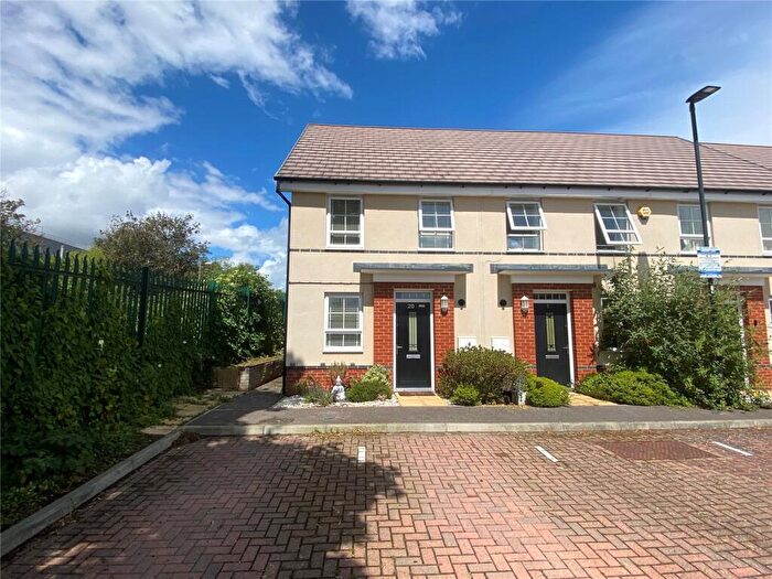2 Bedroom End Of Terrace House For Sale In James Road, Basingstoke, Hampshire, RG21