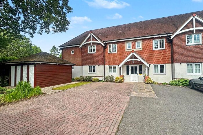 2 Bedroom Flat For Sale In Hiltingbury, SO53