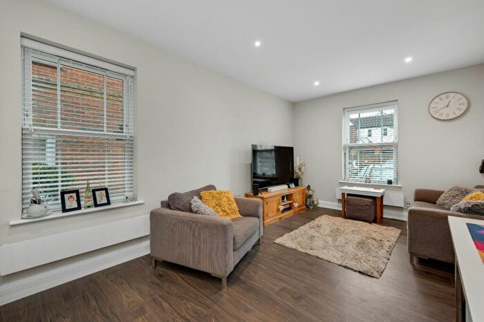 1 Bedroom Apartment For Sale In Baker Street, Weybridge, Surrey, KT13