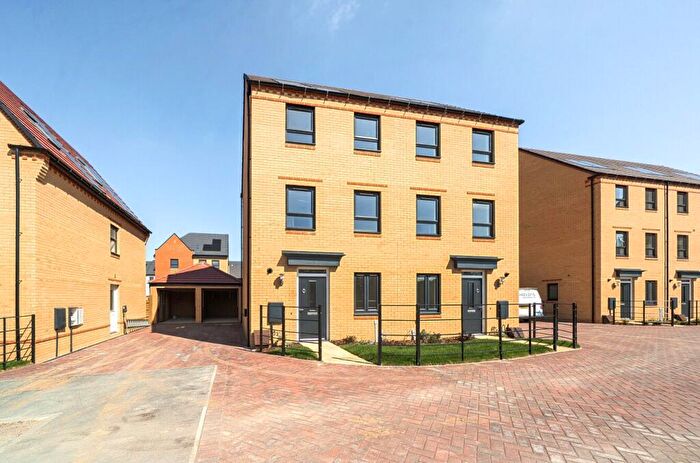 3 Bedroom Semi-Detached House To Rent In Gowering Way, Abingdon, Abingdon, OX14