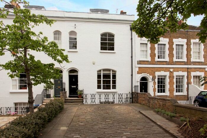 3 Bedroom Town House To Rent In Trinity Place, Windsor, SL4