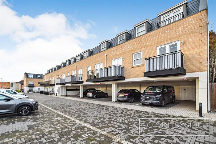 2 Bedroom Flat For Sale In Halle Mews, Benfleet, SS7