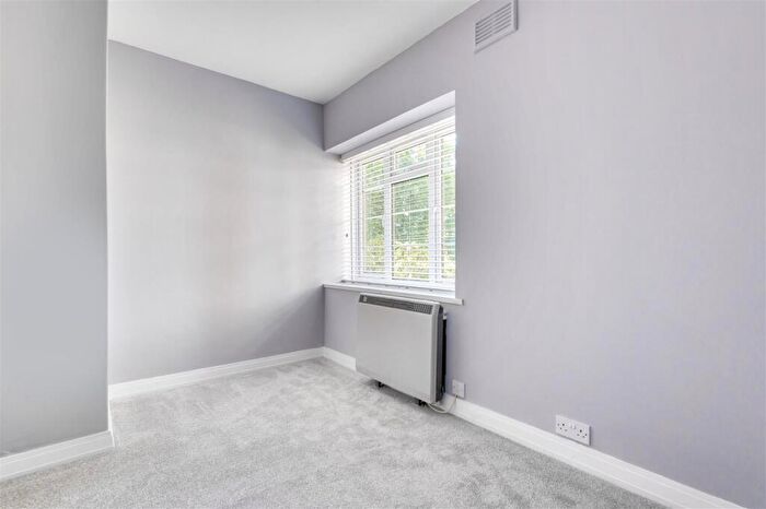 2 Bedroom Apartment To Rent In Lower Ham Road, Kingston Upon Thames, KT2