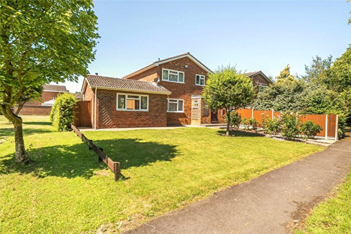 3 Bedroom Link Detached House For Sale In Richmond Way, Newport Pagnell, Buckinghamshire, MK16