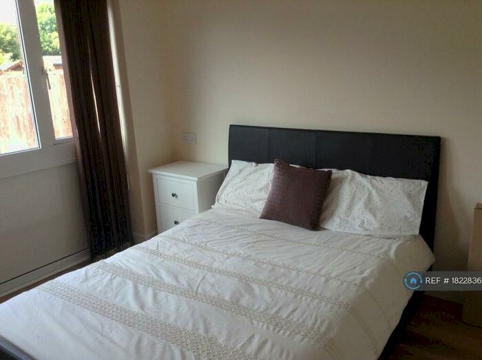 2 Bedroom Flat To Rent In Saxton Close, Beeston, Nottingham, NG9
