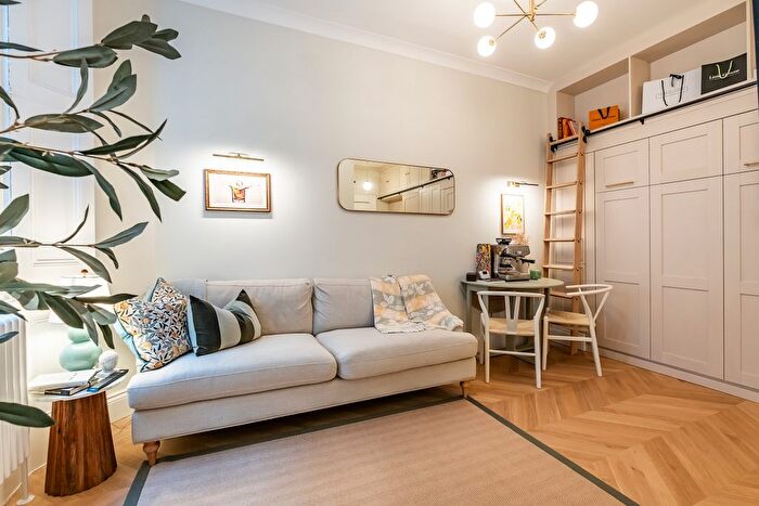 Studio To Rent In De Vere Gardens, London, W8