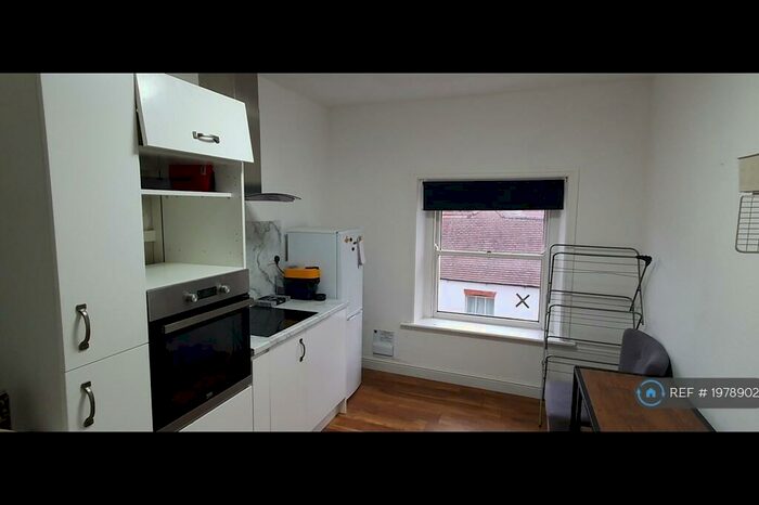 1 Bedroom Flat To Rent In Church Street, Newent, GL18