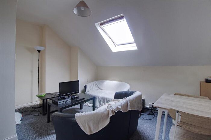2 Bedroom Flat To Rent In Flat - Otley Road, Oakwood Court, Headingley, LS16