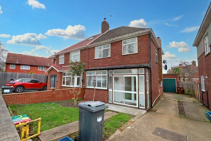 3 Bedroom Flat To Rent In Hall Road, Isleworth, TW7
