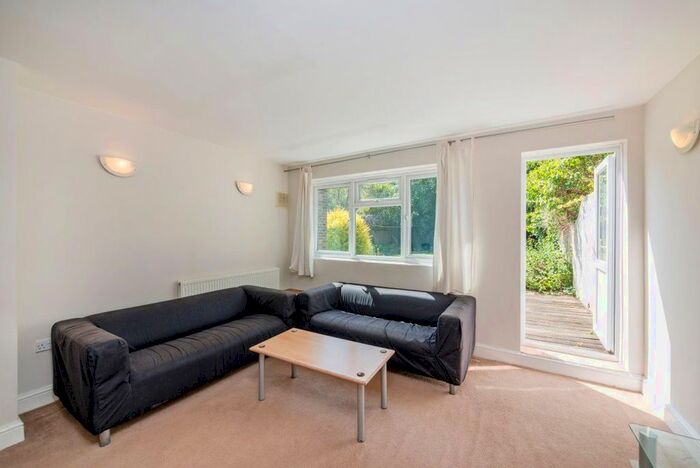 3 Bedroom Flat To Rent In St Saviours Road, Brixton, London, SW2