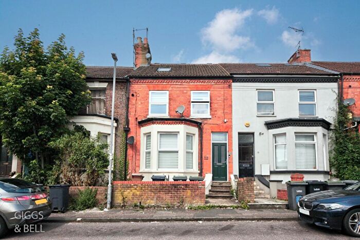 2 Bedroom Flat For Sale In Salisbury Road, Luton, LU1