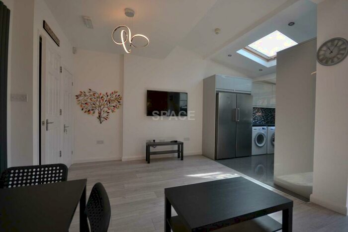 7 Bedroom Terraced House To Rent In Palmer Park Avenue, Reading, Berkshire, RG6