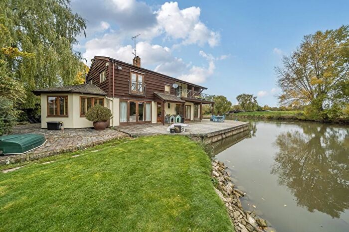 4 Bedroom Detached House For Sale In Lake Adams, Marsh, Buckinghamshire, HP17