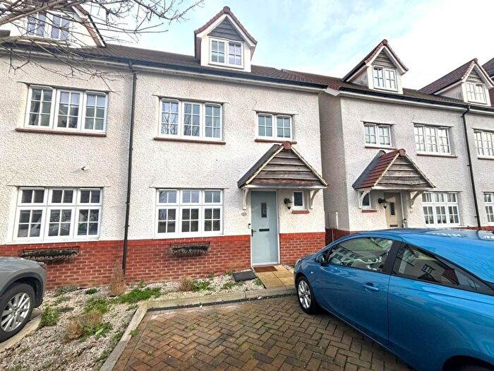 4 Bedroom Semi Detached House For Sale In Armstrong Road, Vauxhall Park, Luton, Bedfordshire, LU2
