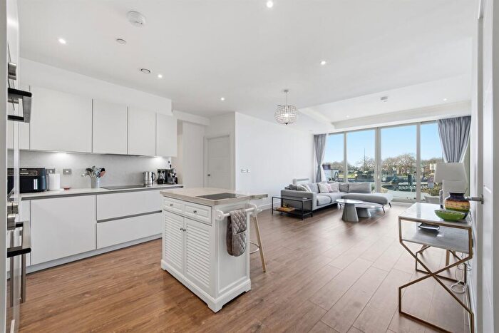 3 Bedroom Apartment To Rent In The Waterside Apartments, Pavilion Road, NG2