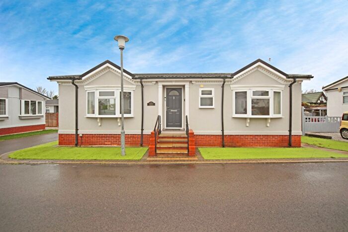 2 Bedroom Park Home For Sale In Sunset Drive, Dodwell, Stratford-Upon-Avon, CV37