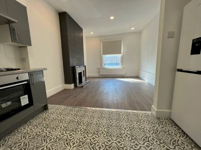 2 Bedroom Flat To Rent In Holloway Road, N19