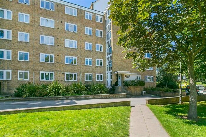 3 Bedroom Flat To Rent In Hayward Gardens, Putney, SW15