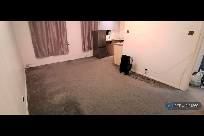 2 Bedroom Flat To Rent In Rosebery Road, Grays, RM17