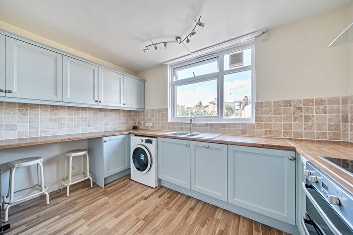 2 Bedroom Flat For Sale In Childebert Road, Balham, London, SW17