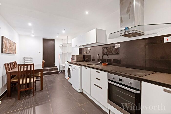 3 Bedroom Flat For Sale In New Cross Road, London, SE14