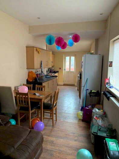 6 Bedroom Terraced House To Rent In Mabfield Road, Fallowfield, M14