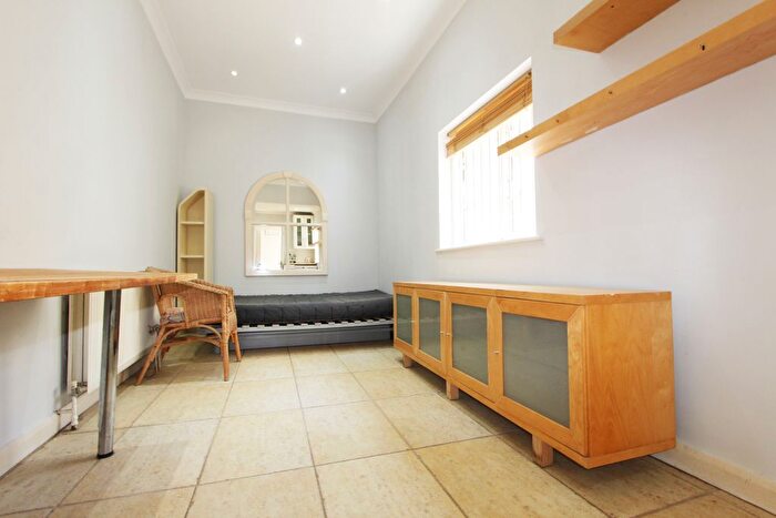 Studio To Rent In Ridge Hill, London, NW11