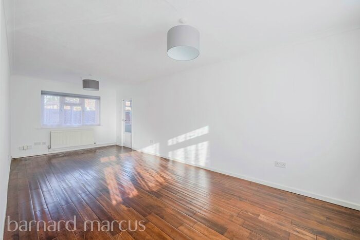 2 Bedroom Bungalow To Rent In Fairlands Avenue, Sutton, SM1