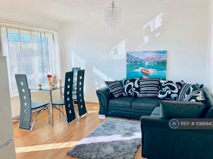 3 Bedroom Flat To Rent In Wells House, London, SE16