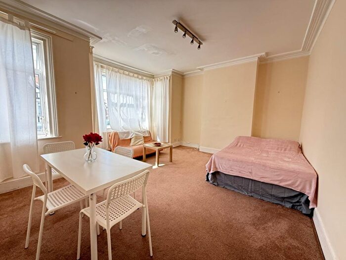 3 Bedroom Flat To Rent In Drayton Road, London, NW10