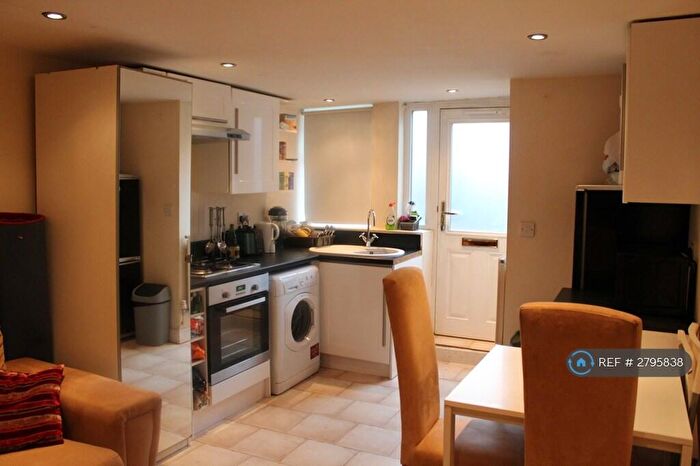 1 Bedroom Flat To Rent In Woodside Place, Leeds, LS4