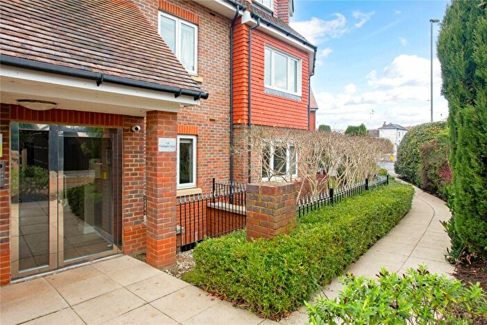 2 Bedroom Flat To Rent In Portsmouth Road, Cobham, Surrey, KT11