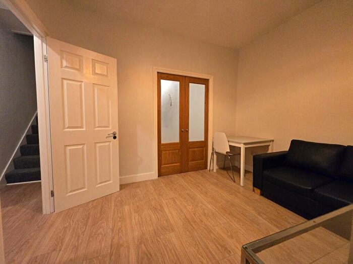 4 Bedroom Semi-Detached House To Rent In - Bed House, St Johns Road, E17