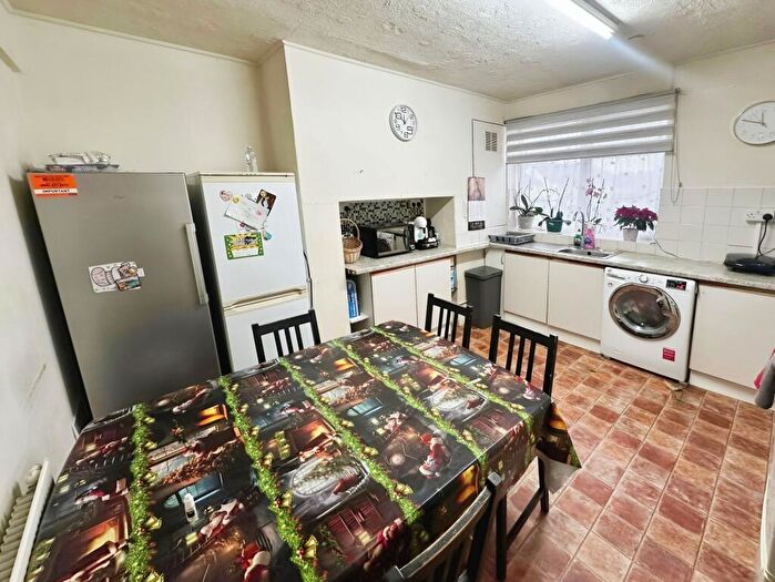 3 Bedroom Apartment To Rent In Kenton Road, Harrow, HA3