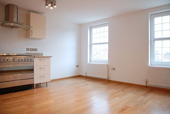3 Bedroom Flat To Rent In Albion Road, Stoke Newington, N16